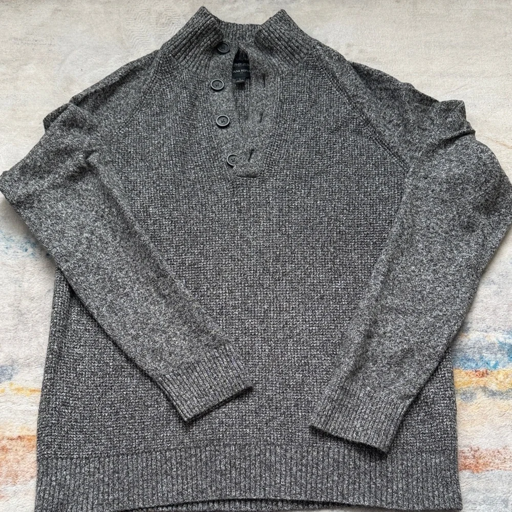 (274)Banana Republic Gray Button-Up Crewneck Sweater